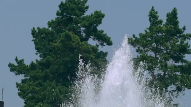 Waterworks na zewnątrz sezonu letniego z jasnego błękitnego nieba. — Wideo stockowe