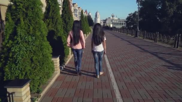 Dos mujeres en la ciudad hablando pasan tiempo libre . — Vídeo de stock