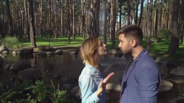 Novio y novia en el aire libre hablando y disputa . — Vídeos de Stock