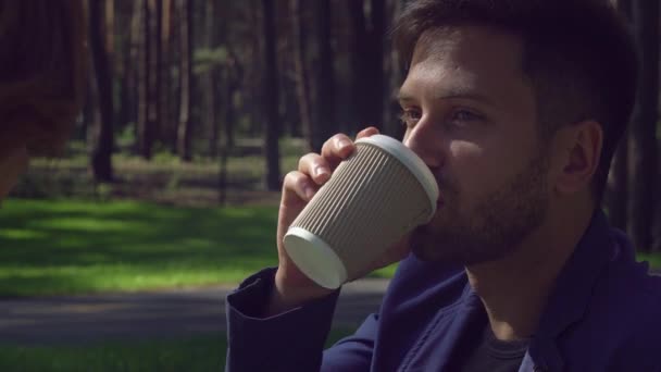 Bonito cara e menina tomar café da manhã ao ar livre . — Vídeo de Stock