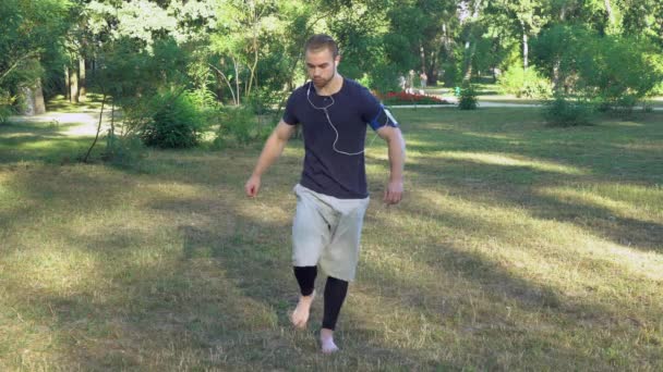 Entrenamiento diario al aire libre en la temporada de primavera o verano . — Vídeo de stock