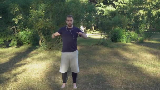 Volwassen jogger stretching dragen in sport shorts en t-shirt. — Stockvideo