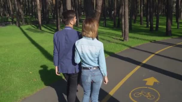 Kaukasische jonge mensen genieten van dating in het Park. — Stockvideo