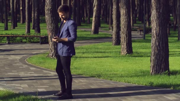 Pareja feliz se encuentran en el parque . — Vídeo de stock