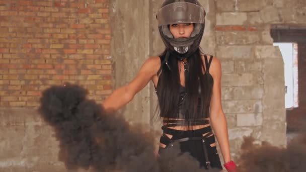 Junge weibliche Motorradhelm farbige Rauchbombe — Stockvideo