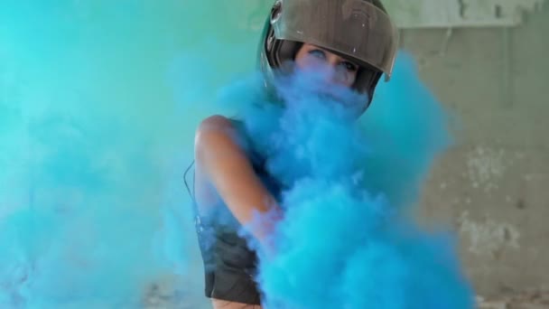 Молода жінка-велосипедистка кольорова димова бомба — стокове відео