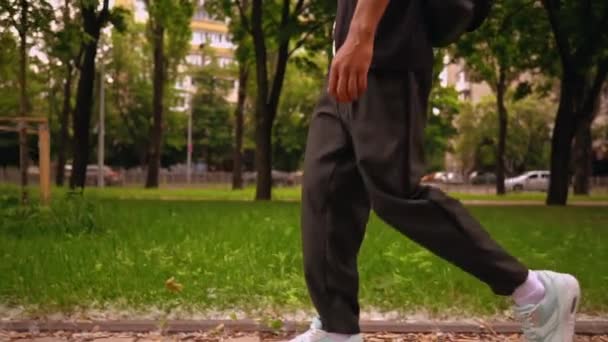 Panorama od stóp do twarzy mężczyzna spacery w mieście — Wideo stockowe
