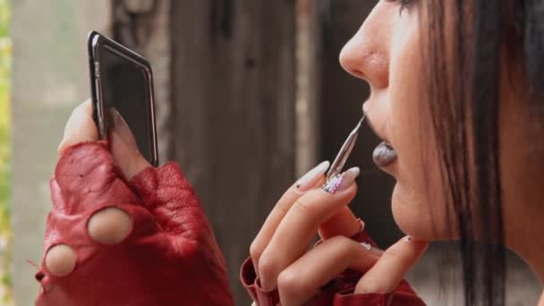 Крупным планом брюнетка макияж ее лицо — стоковое видео