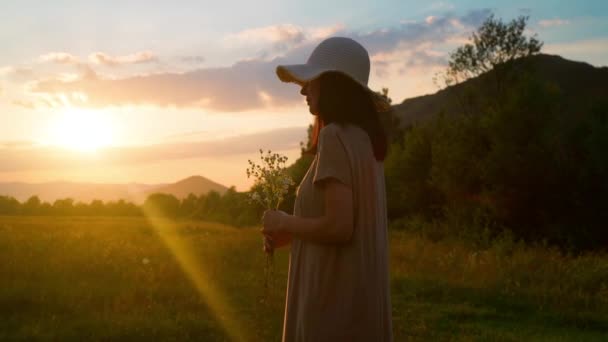 Lycklig hona med vilda blommor i solen — Stockvideo