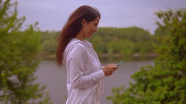 Turysta korzystający z aplikacji na smartfonie w Spring City — Wideo stockowe