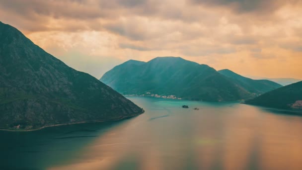 Адриатическое море, Бока-Которский залив, движение облаков над горами в Черногории Timelapse снято перед дождем — стоковое видео