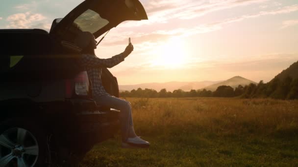 Kadın fotoğrafları, araba ile seyahat eden manzara. — Stok video