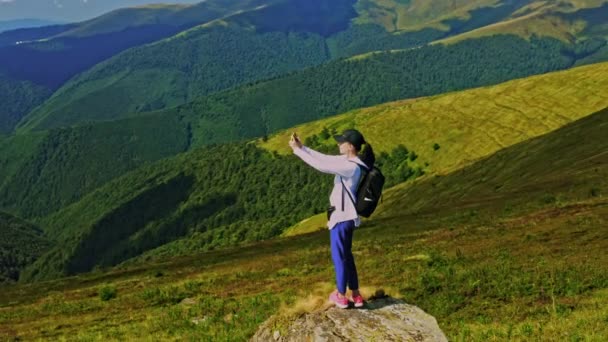 Kaukasiska vandrare med mobil för foto — Stockvideo