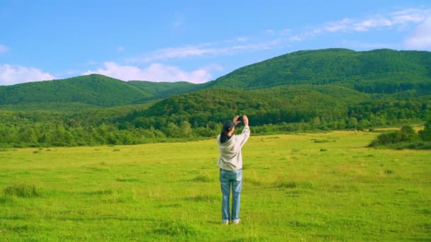 Caminhante fotografa a paisagem — Vídeo de Stock