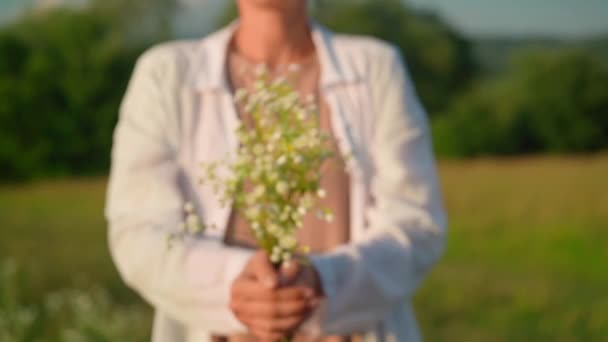 Oigenkännlig hona med vilda blommor utomhus — Stockvideo