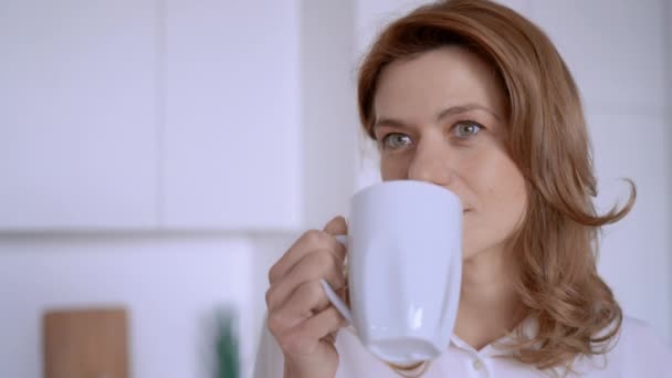 Mulher feliz desfrutar de bebida pela manhã — Vídeo de Stock