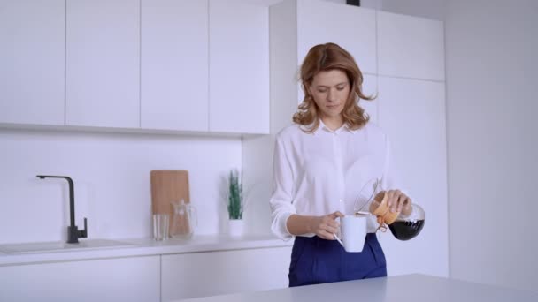 Femminile versa il caffè in appartamento — Video Stock