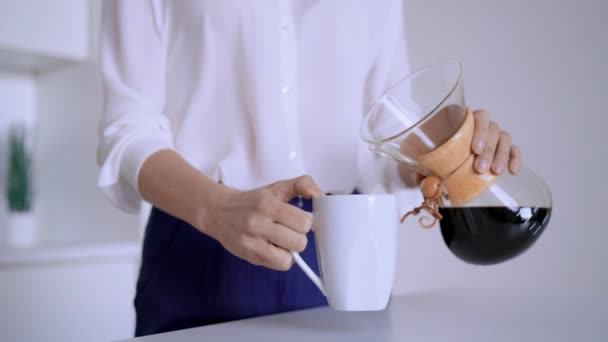 Б рол жінка робить каву в квартирі — стокове відео