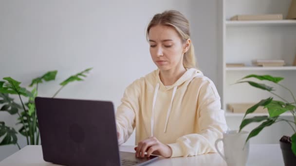 Porträtt ung trött kvinna sitter framför laptop — Stockvideo