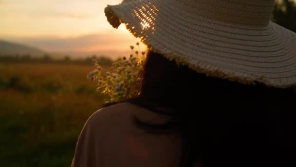 Fêmea em chapéu férias rurais — Vídeo de Stock