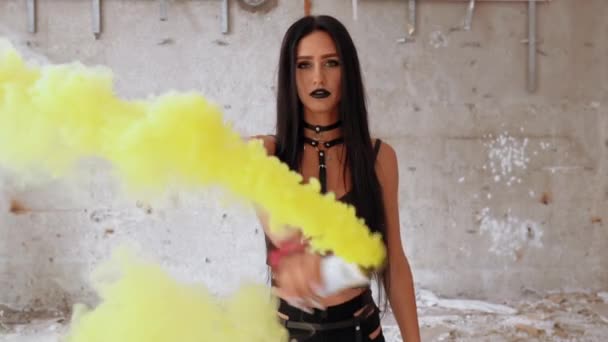 Joven morena glam rock moda — Vídeo de stock