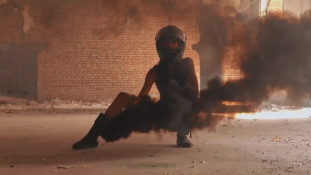 Молода красива жінка тримає дим граната — стокове відео