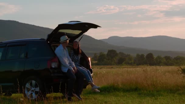 Reizigers genieten van vakantie op het platteland — Stockvideo