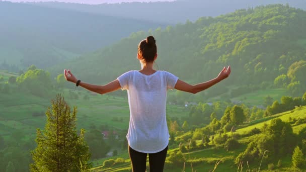 Femme faisant du yoga le matin — Video