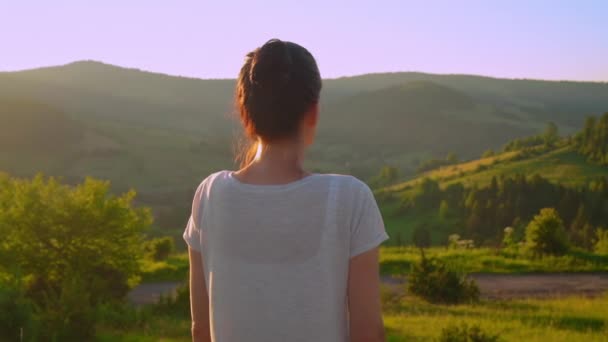Kaukaska kobieta patrząc góry krajobraz — Wideo stockowe