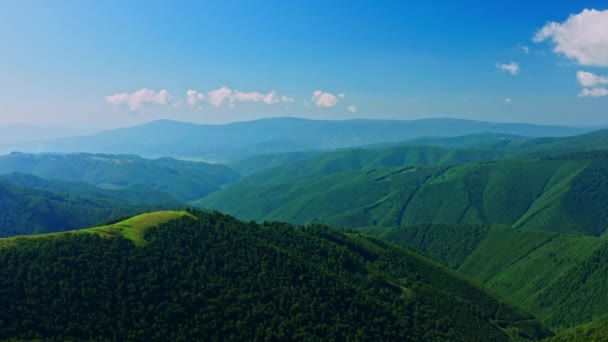 Widok z lotu ptaka turysta pozowanie na wzgórzu — Wideo stockowe