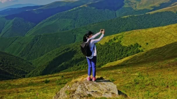 Žena cestovatel držení smartphone fotit — Stock video