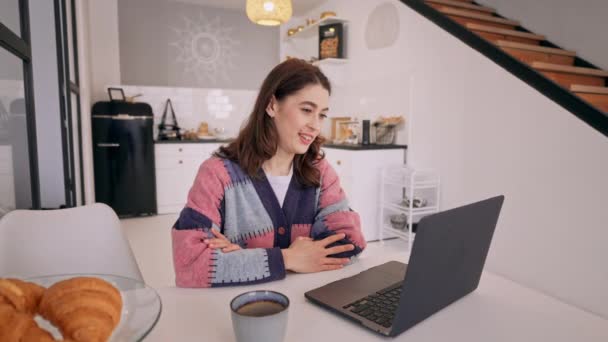 Morena usando webcam falando com a família — Vídeo de Stock