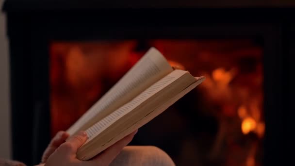 Detaily žena čtení doma — Stock video