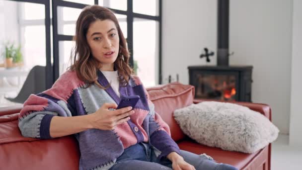 Mujer caucásica sosteniendo teléfono inteligente desplazamiento noticias alimentación — Vídeo de stock