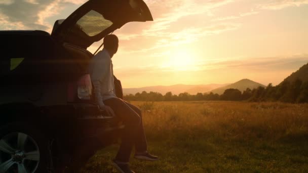 Casual man enjoy scene at sundown — Wideo stockowe