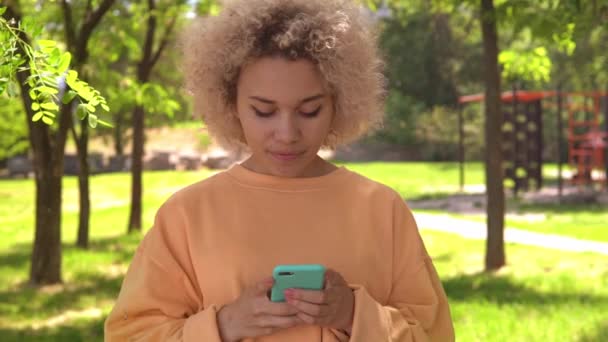 Teenager messaging on the street — Vídeo de stock