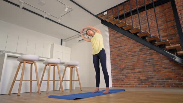 Caucasian female trains in living room — 图库视频影像