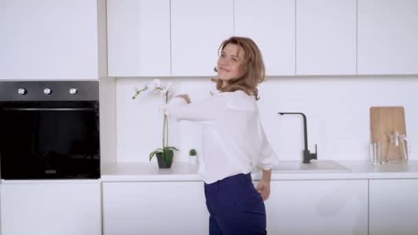 Adulto elegante fêmea se divertir no apartamento — Vídeo de Stock