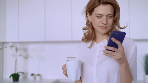 Femme adulte utilisant un smartphone à la maison — Video