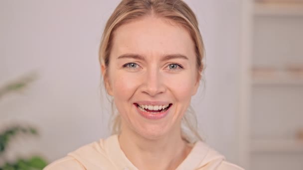 Sourire visage féminin intérieur vue de face — Video