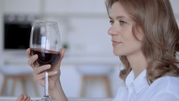 Perfil feminino com cabelo loiro desfrutar de bebida — Vídeo de Stock