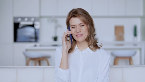 Feminino conversando com amigo por telefone — Vídeo de Stock