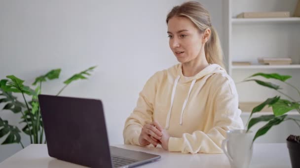 Manager has remote meeting at workplace — Stockvideo