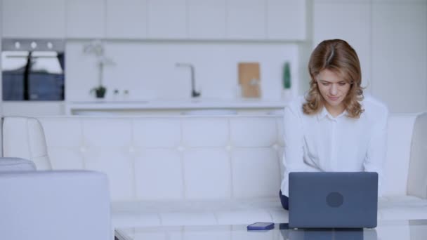 Θηλυκό σε λευκό πουκάμισο χρησιμοποιώντας υπολογιστή σε επίπεδη — Αρχείο Βίντεο