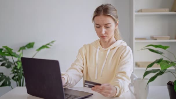Jonge blanke vrouw betaalt voor app werkplek — Stockvideo
