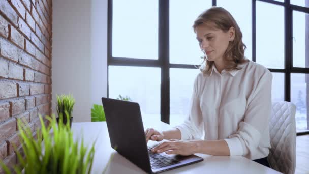 Bizneswoman zwycięzca za pomocą laptopa — Wideo stockowe