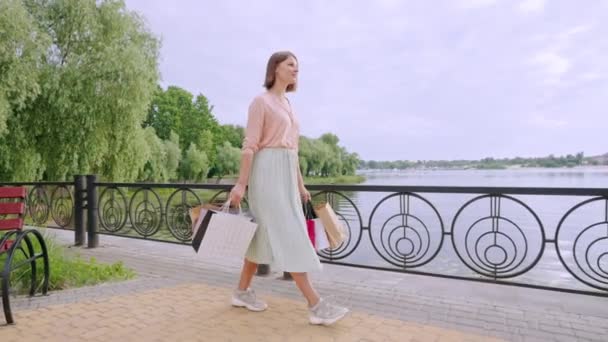 Rubia paseo en riverfront — Vídeos de Stock