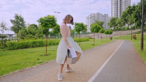 Χαρούμενη γυναικεία βόλτα στο δρόμο — Αρχείο Βίντεο