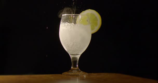 Häll sakta vätskan i ett glas — Stockvideo