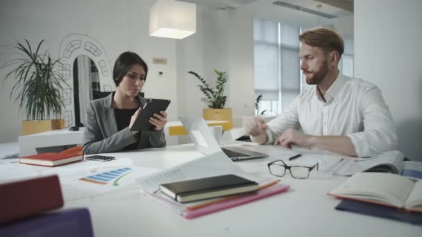 Twoemployees arbetar på kontoret — Stockvideo